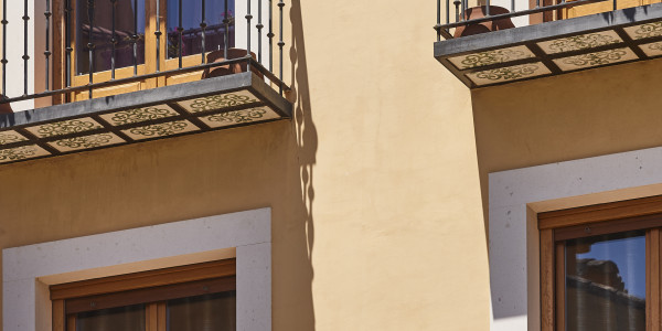 Pintar Fachadas de Casas Unifamiliares / Chalets en Girona · Pintura anticorrosiva para Barandillas, Rejas y otros Elementos