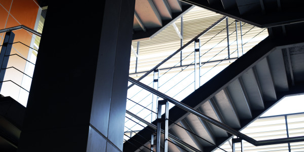 Pintar Fachadas de Empresas / Negocios / Locales Comerciales en Girona · Pintado de Escaleras