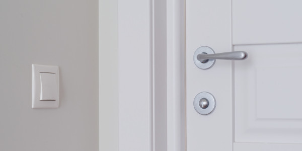 Pintar Fachadas y Patios de Luces de Comunidades Vecinos / Propietarios en Girona · Pintura para Pintado de Puertas Privadas de Vecinos