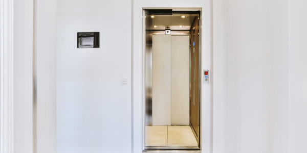 Pintar Fachadas y Patios de Luces de Comunidades Vecinos / Propietarios en Girona · Esmalte de Puertas de Ascensores, Puertas de Emergencia y Portales
