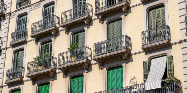 Pintar Fachadas y Patios de Luces de Comunidades Vecinos / Propietarios en Girona · Reparación y Preparación de Superficies