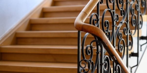 Pintar Fachadas y Patios de Luces de Comunidades Vecinos / Propietarios en Girona · Pintado de Pasillos, Escaleras y Zonas de Tránsito