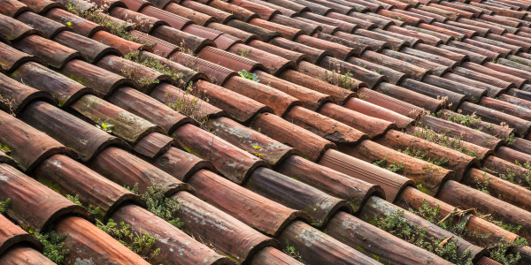 Rehabilitación y Restauración de Fachadas en Girona · Aplicación de Recubrimientos para evitar Filtraciones y Humedad en Tejados / Fachadas