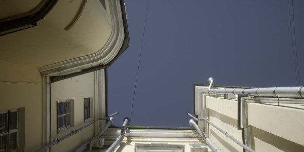 Trabajos Verticales en Fachadas de Edificios / Viviendas en Girona · Pintado de Edificios Altos, Patios Interiores de Luces y Estructura Complejas