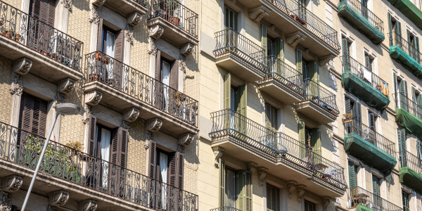 Trabajos Verticales en Fachadas de Edificios / Viviendas en Girona · Pintado de Fachadas con Difícil Acceso