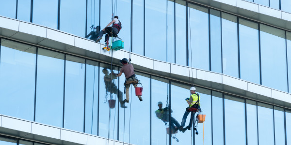 Trabajos Verticales en Fachadas de Edificios / Viviendas en Girona · Pintado Económico y Rápido de Fachadas