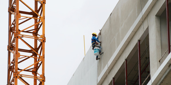 Trabajos Verticales en Fachadas de Edificios / Viviendas en Girona · Pintar Edificios de Construcción de Obra Nueva